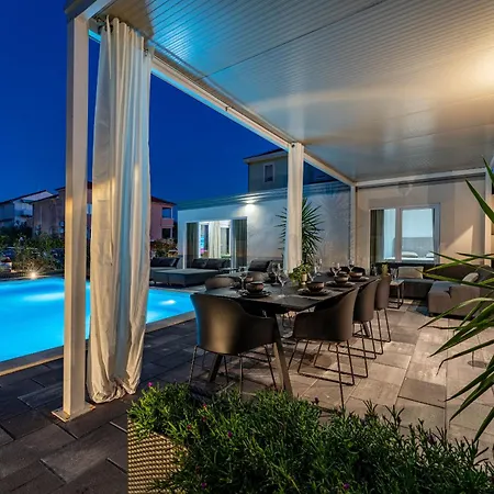 My Dalmatia - Amarilis With Private Swimming Pool And Jacuzzi Feriehus Pakoštane